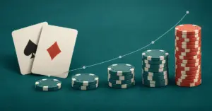 Pelikortit ja kasvavat pelimerkkipinot havainnollistavat blackjackin martingaalistrategian panosten tuplaamista ja kasvavaa riskiä.