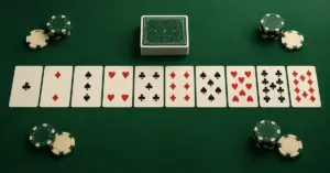 Pelikortit, korttipakka ja pelimerkit vihreällä blackjack-pöydällä havainnollistavat korttien laskemista.
